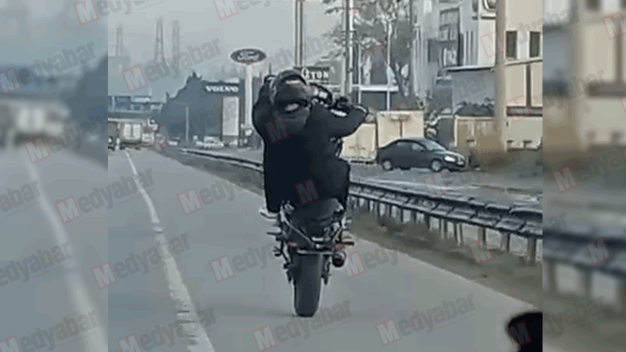 D-650’de tehlikeli anlar! Plakasız motosiklet emniyet şeridinde yüzlerce metre ön kaldırarak ilerledi!