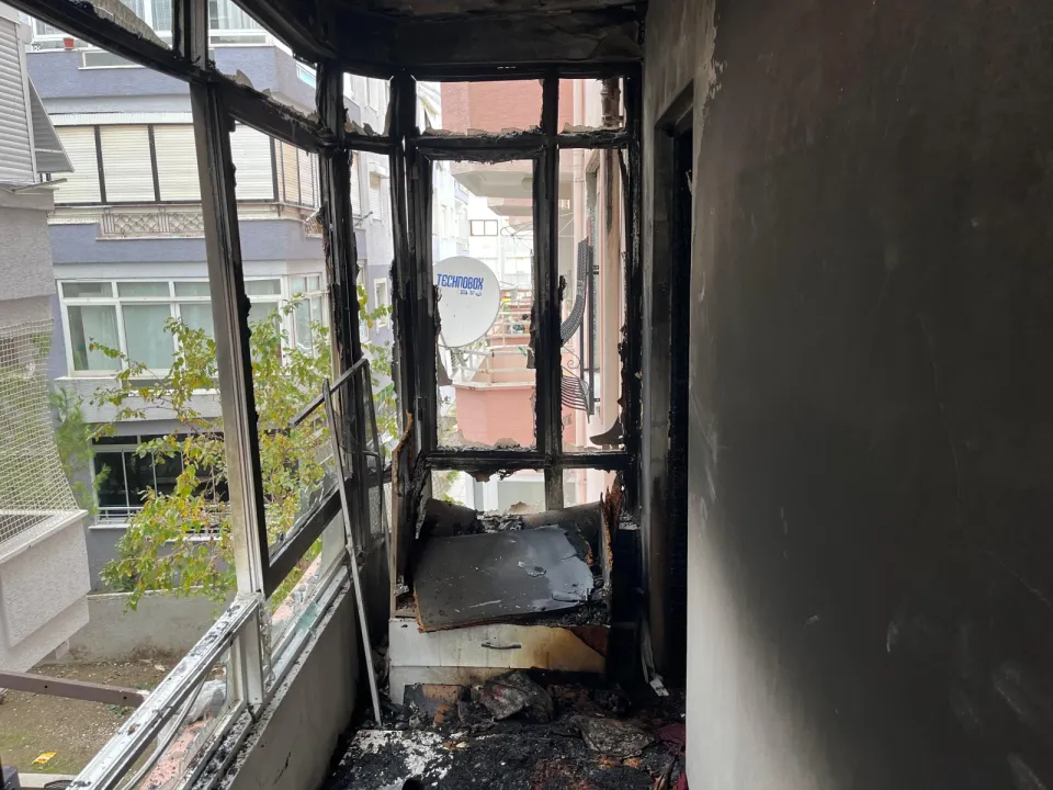 Dairede çıkan yangında anne ile özel gereksinimli çocuğu dumandan etkilendi