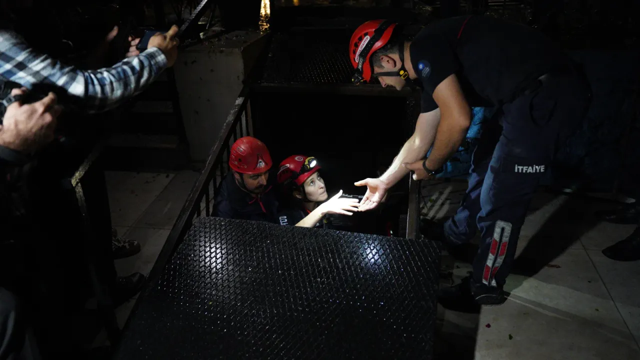 Dalgaların yükselmesiyle mağara 6 saat mahsur kalan 2 kişi kurtarıldı