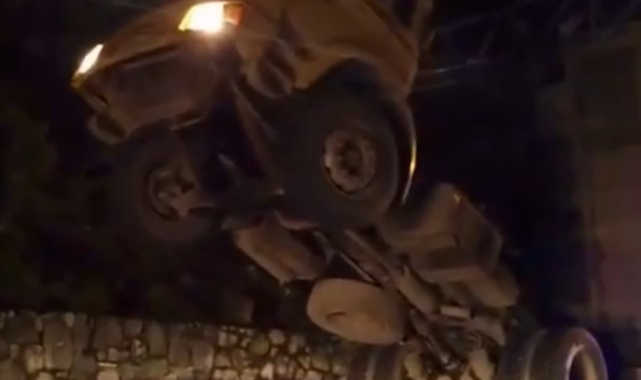 Damperi açık kamyon KGYS direğine çarparak asılı kaldı: 1 yaralı