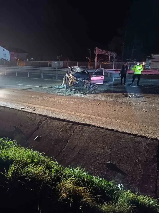 Demir bariyerlere çarpan otomobil parçalandı: Sürücü yaralandı