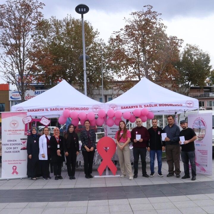 Demokrasi Meydanı'nda meme kanseri farkındalık standı