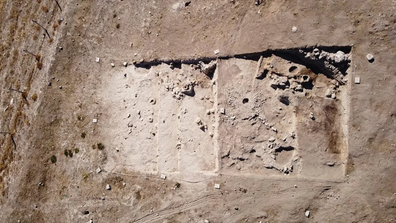 Denizli'deki arkeolojik kazılarda 4500 yıllık yanmış ev kalıntısı bulundu