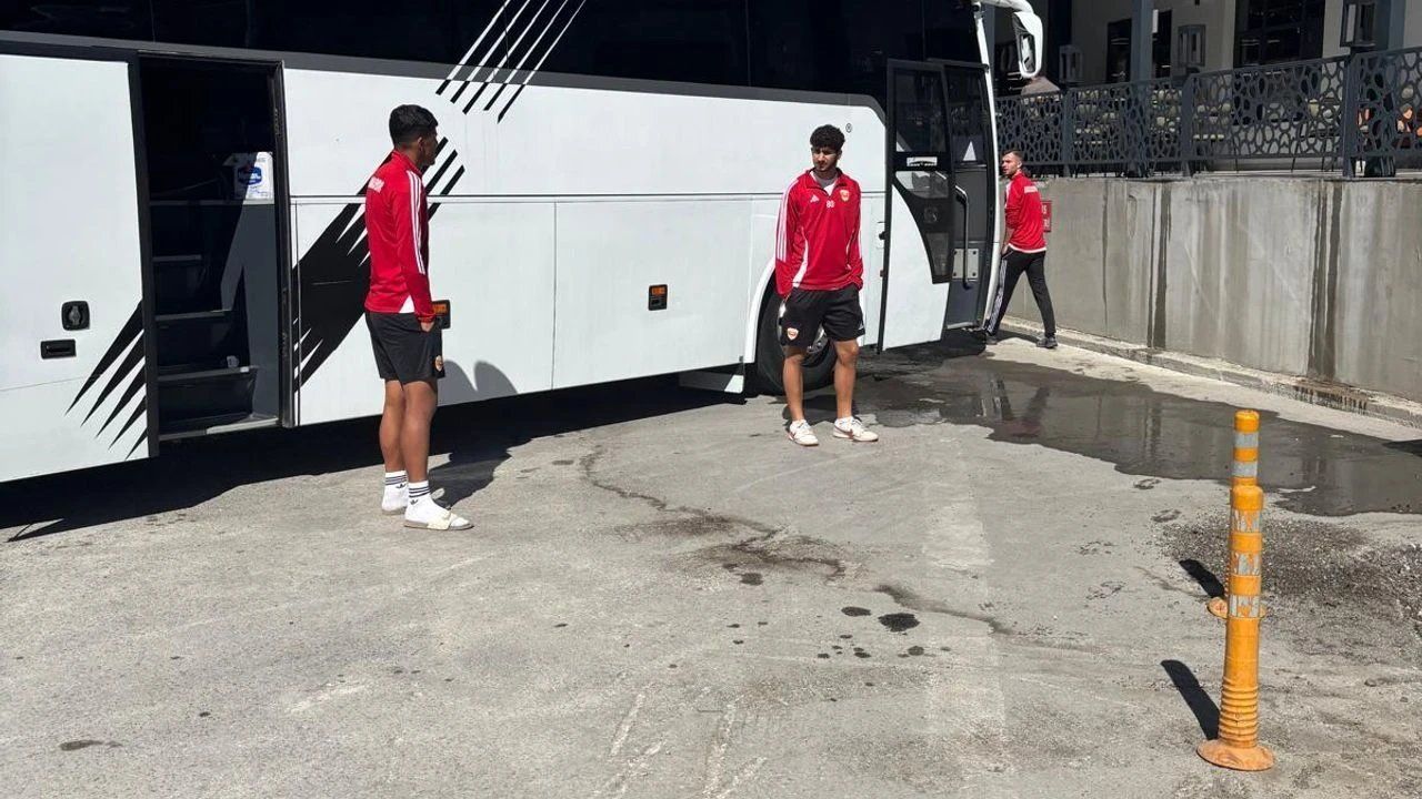 Deplasman yolunda yemek için durdular, rehin kaldılar: Hesabı hoca ödedi!