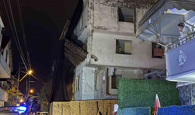 Depremin ardından hasarlı metruk bina korkuttu: Sokak trafiğe kapatıldı