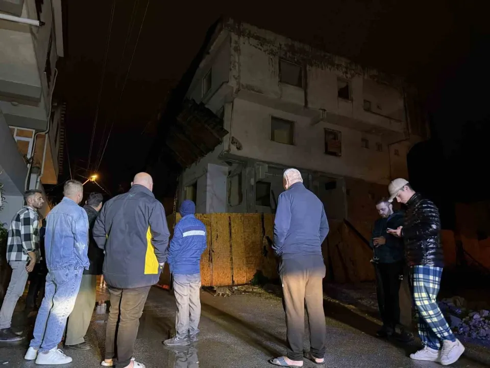 Depremin ardından Sakarya'da bir bina çatırdadı diğerinin temeli kaydı!