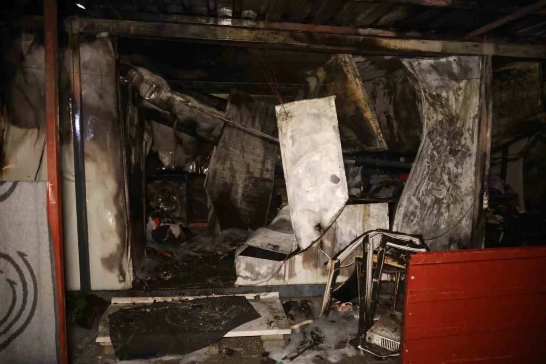 Depremzede ailenin yaşadığı konteyner alevlere teslim oldu: Anne ve 2 evladı dumandan etkilendi