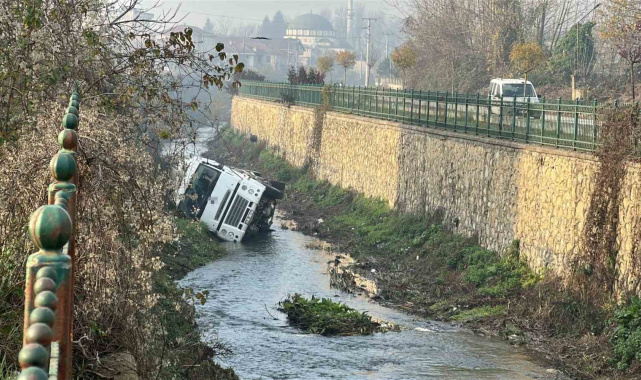 Dere yatağına devrilen beton mikserinin sürücüsü yaralandı