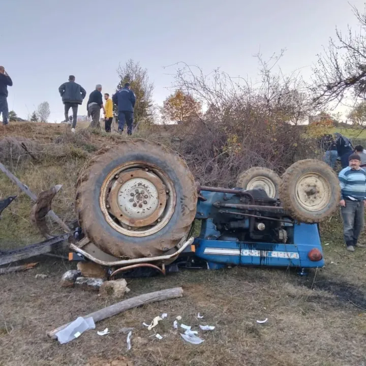 Devrilen traktörün altında kalan sürücü yaralandı