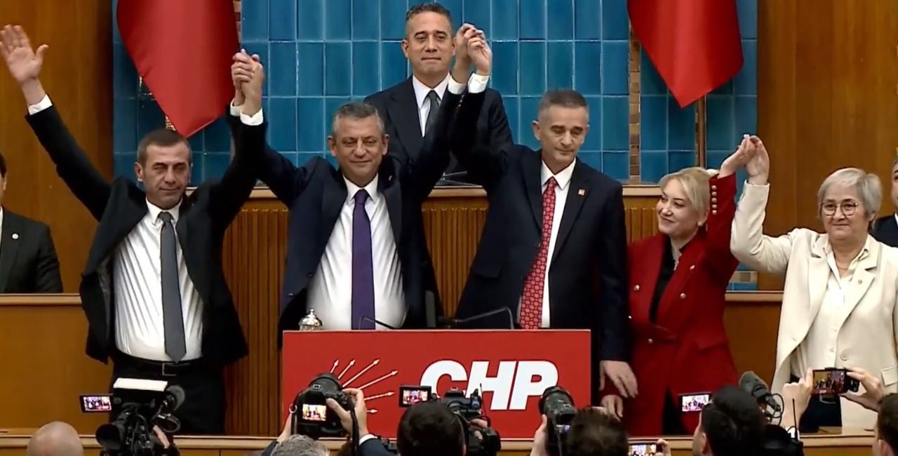 Dikbayır resmen CHP'li! Rozetini Genel Başkan Özel taktı