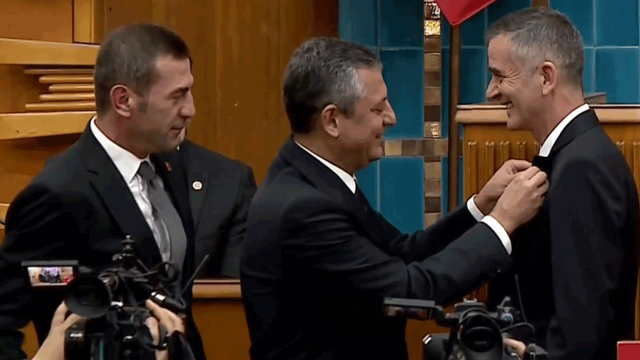Dikbayır resmen CHP'li! Rozetini Genel Başkan Özer taktı