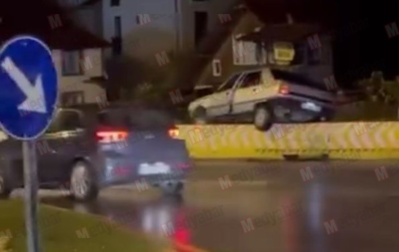 Direksiyon hakimiyeti kaybolon otomobil setin üstünde asılı kaldı