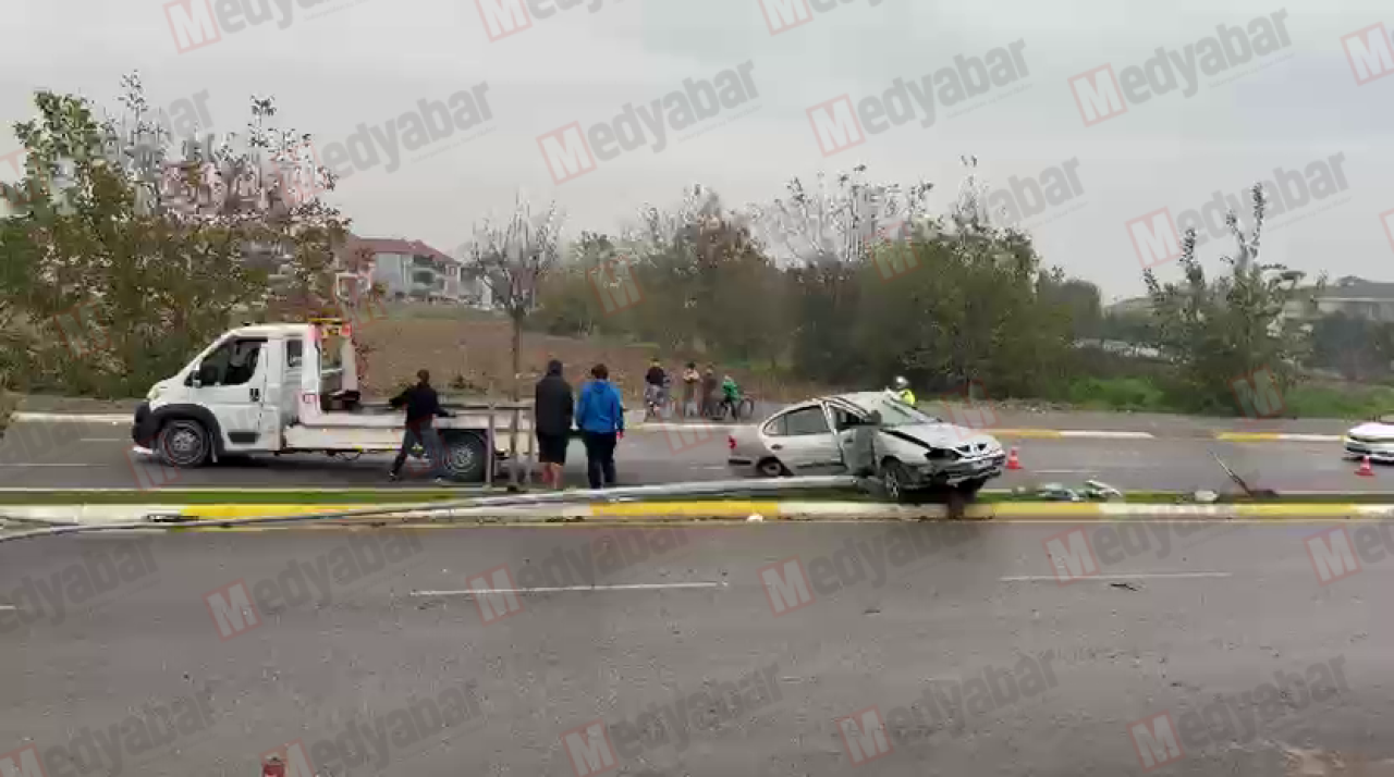 Direksiyon hakimiyetini kaybetti direğe çarptı: 2 ağır yaralı
