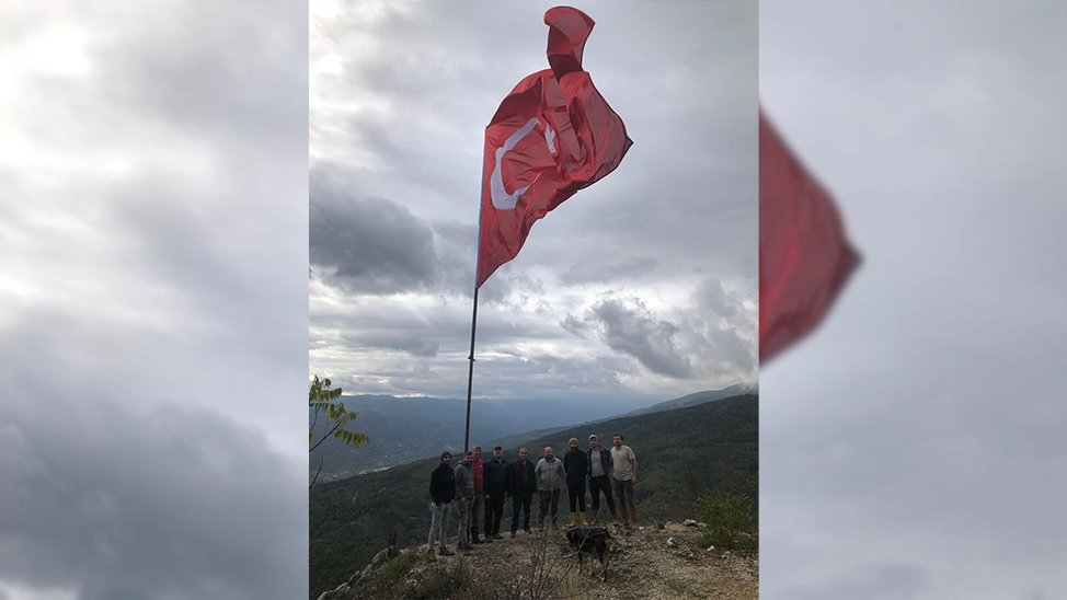 Dokurcun’da dev Türk bayraklı taş ocağı eylemi