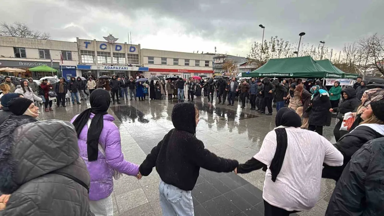 Dolu yağışı altında horon keyfi bir başkadır! Görüntüler Adapazarı Gar Meydanı'ndan...