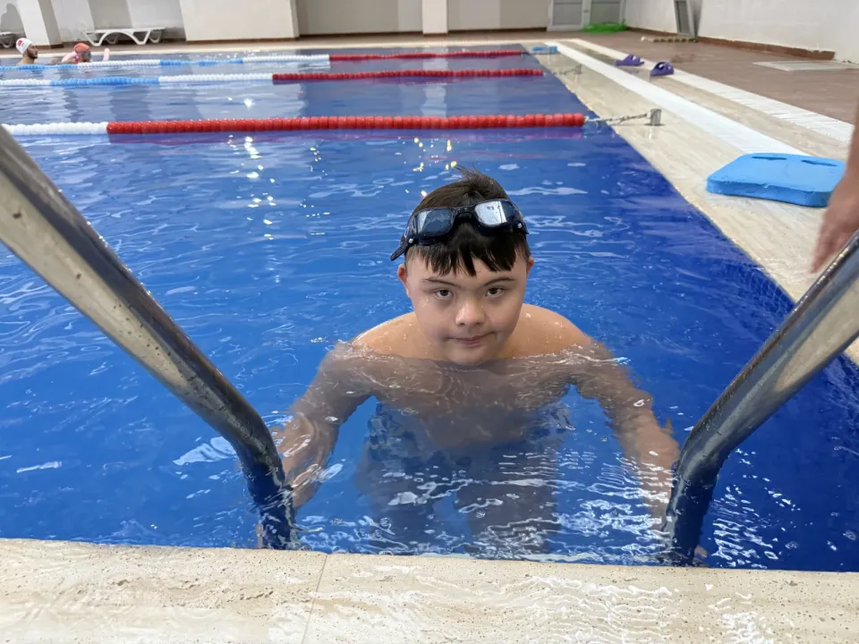 Down sendromlu Kayra, 6 yıldır mutluluğa kulaç atıyor