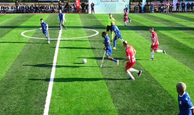 Dünya Engelliler Günü'nde Pendik'te anlamlı karşılaşma: hakim ve savcılar, ampute futbolcularla sahaya çıktı