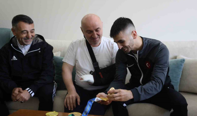 Dünya şampiyonu milli karateci Şamdan'dan Başkan Bıyık'a "madalyalı" ziyaret