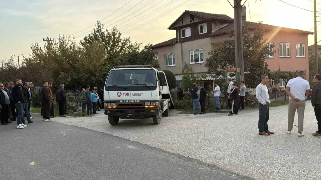 Durakta beklerken aracın çarptığı kadın ve çocuk ağır yaralandı