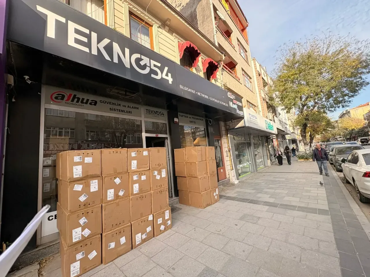 Duyarlı esnaf para düşüren vatandaşa seslendi: “Paran bende”