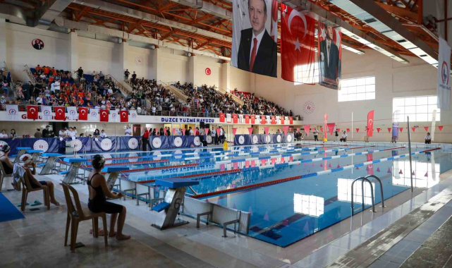 Düzce'de 250 sporcu şampiyon olmak için kulaç attı