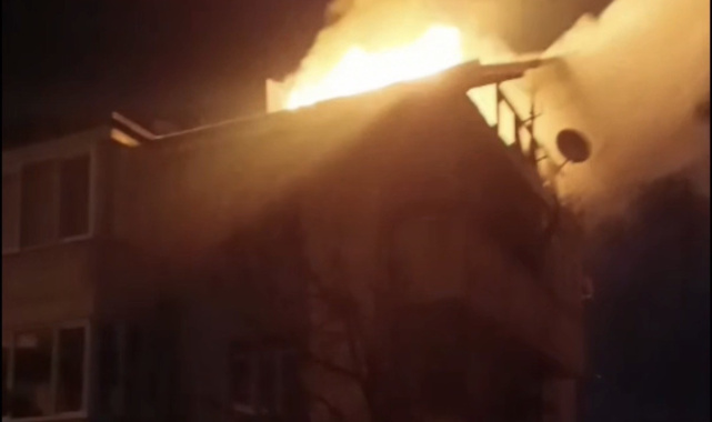 Düzce'de 3 katlı binanın çatısı alev alev yandı