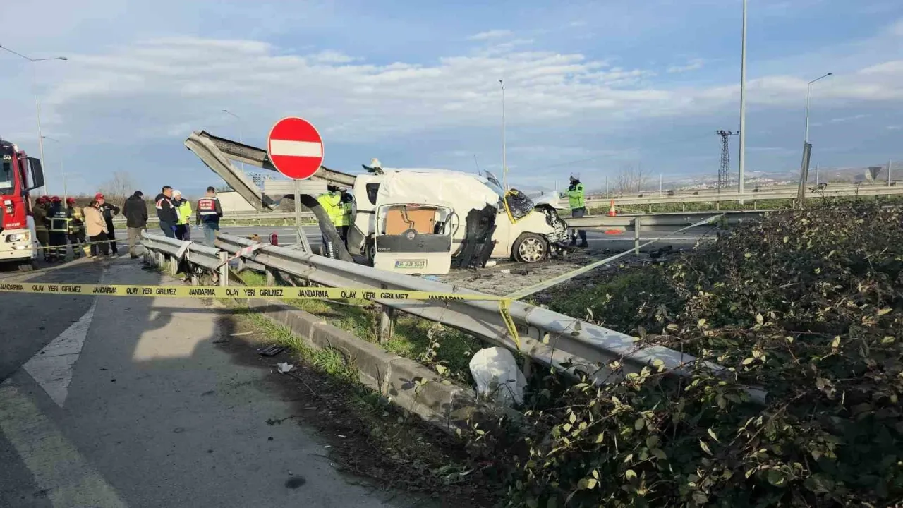 Düzce'de feci kaza! Otoyolda bariyerlere ok gibi saplanan araçta 2 kişi öldü
