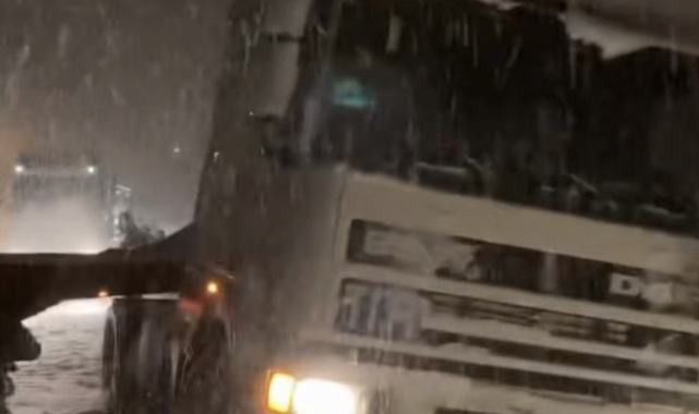 Düzce'de geçiş güzergahlarında tırlar makasladı, yollar kısmen kapandı