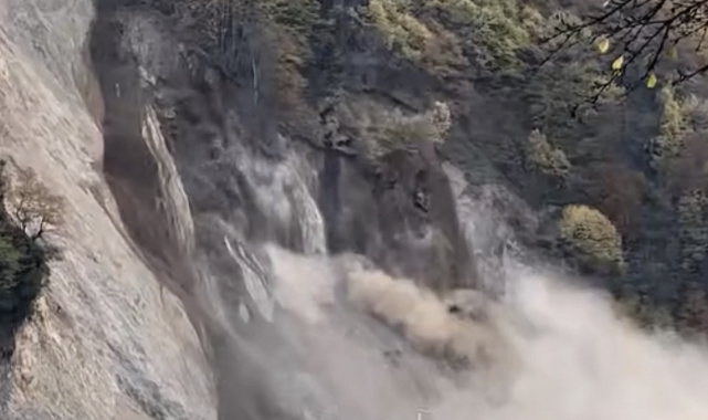 Düzce'de heyelan anı kameraya yansıdı: Otomobil kıl payı kurtuldu