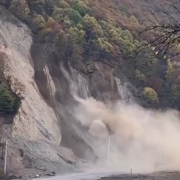 Düzce'de heyelan; otomobilin son anda kurtulduğu anlar kamerada