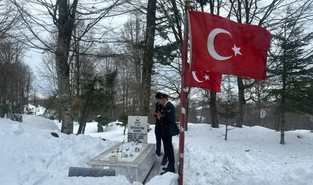 Düzce'de jandarma personeli şehitleri kabirleri başında andı