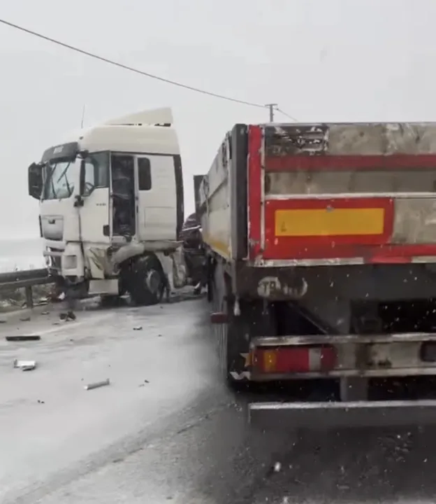 Düzce’de tır makaslaması çevre yolunu kapattı