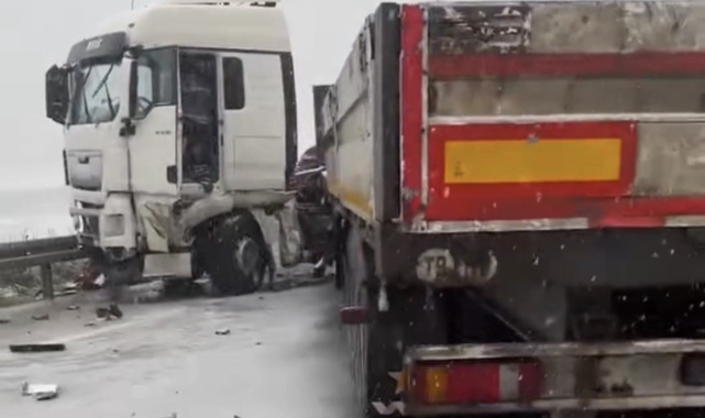 Düzce'de tır makaslaması çevre yolunu kapattı