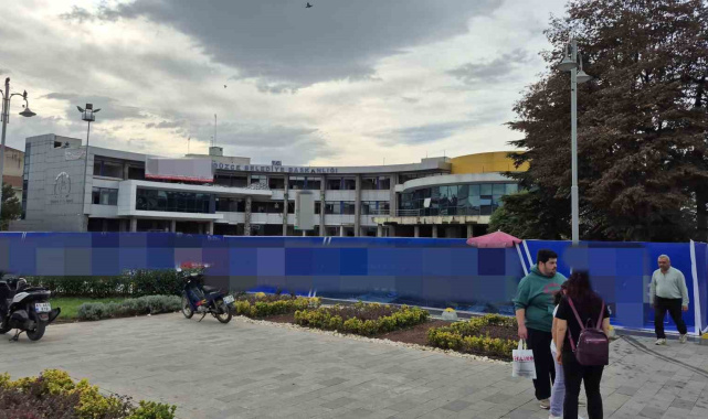 Düzce'de yıkım çalışması süren belediye binasında yangın