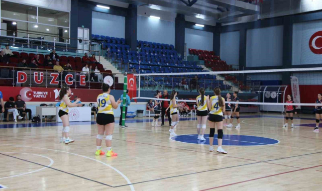 Düzce küçük kızlar voleybol müsabakaları başladı