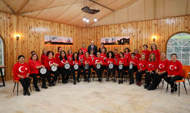 Düzce ritim grubu hem çaldı hem söyledi