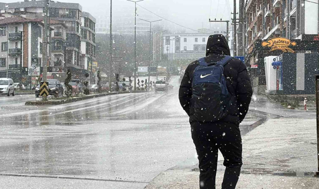 Düzce'ye mevsimin ilk karı düştü