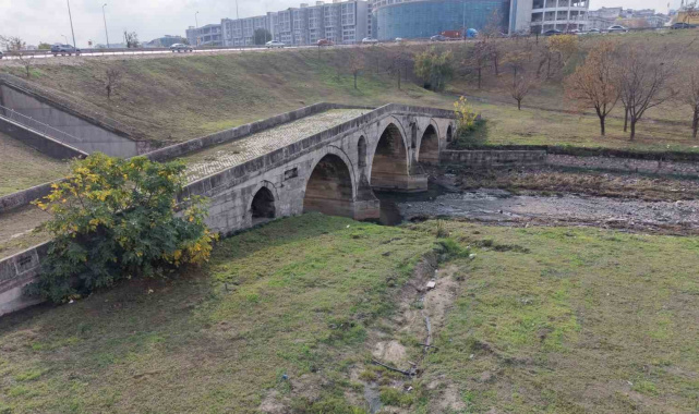 E-5'in yanında çukura terk edildi: 470 yıllık Haramidere Köprüsü içler acısı halde