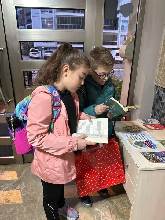 Edirne'de çocuklar topladıkları atıklar sayesinde kitaplık oluşturdu