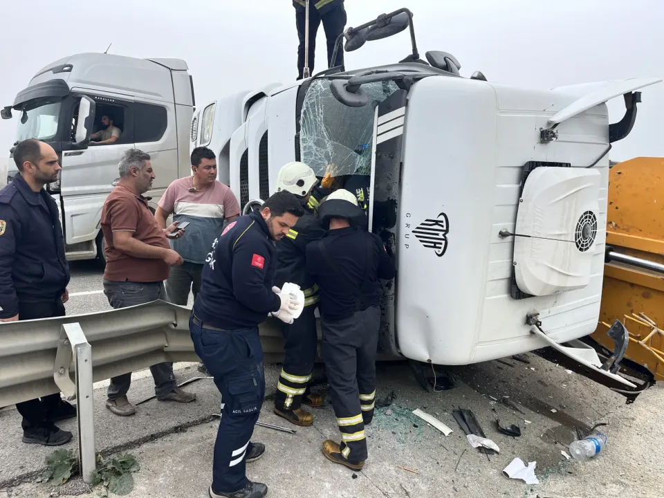 Edirne'de devrilen kamyonda sıkışan sürücü ekiplerin çalışmasıyla kurtarıldı
