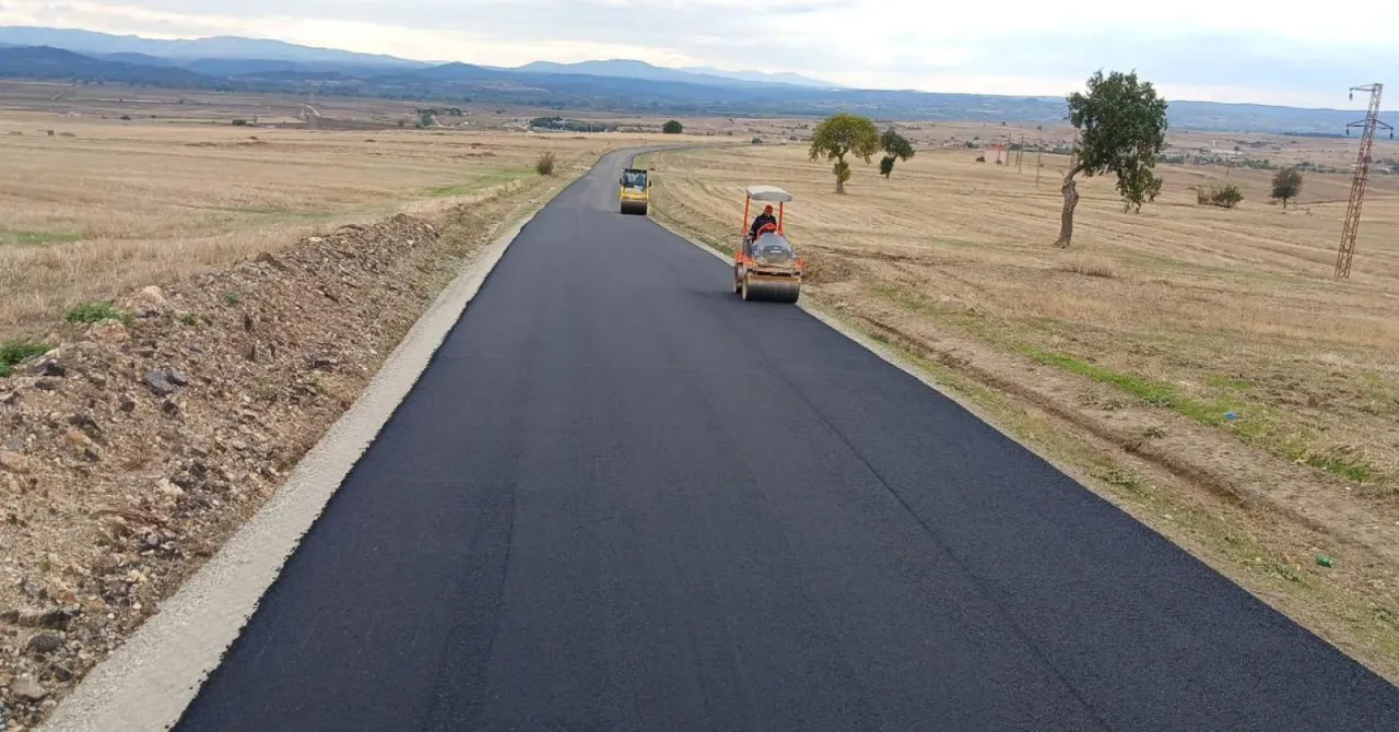 Edirne'de köy yollarını asfaltlama çalışmaları devam ediyor