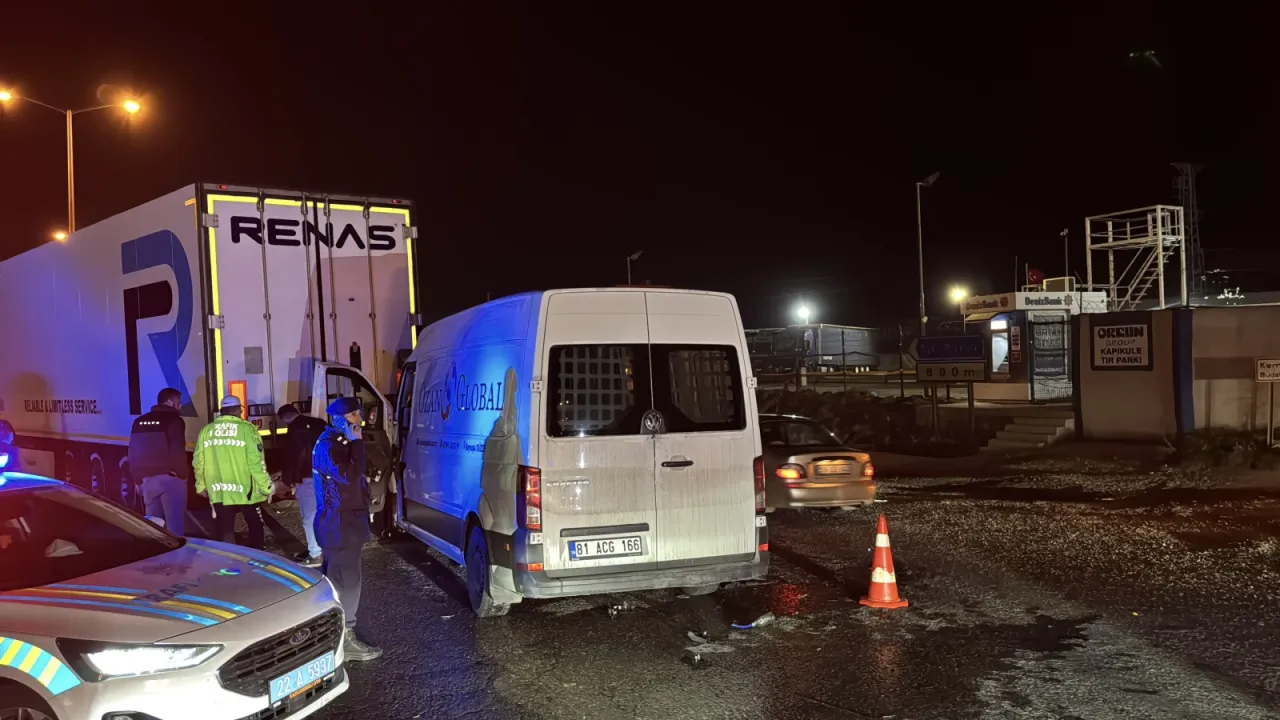 Edirne'de tıra çarpan panelvanın sürücüsü yaralandı