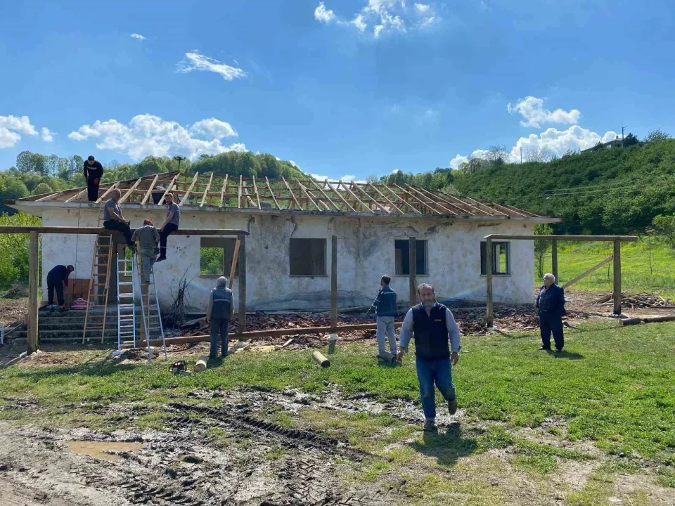 El birliği ile yeniden yapılan okul binası özel günlerde mahalleliye ev oldu