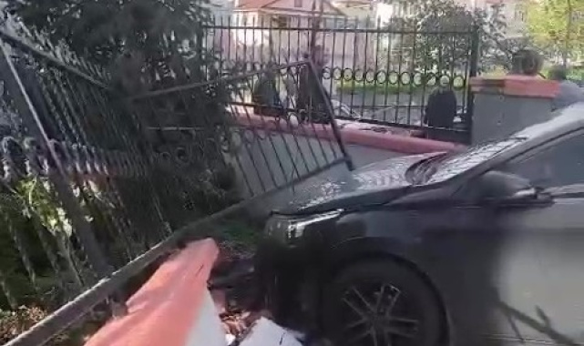 El freni çekilmeyen otomobil bahçe duvarını yıktı