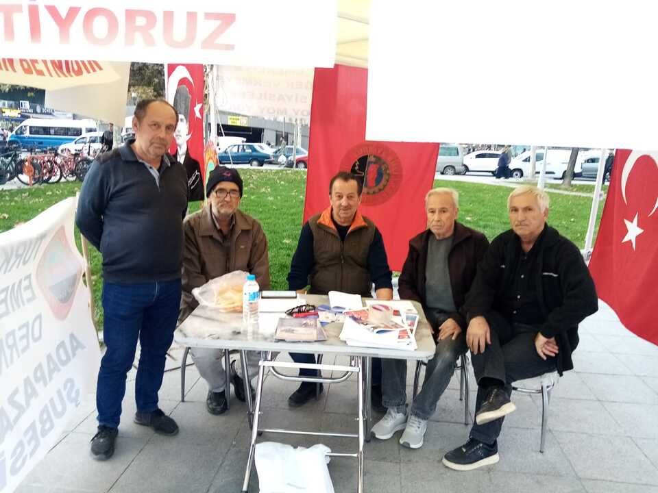 Emekliler meydanda imza topluyor