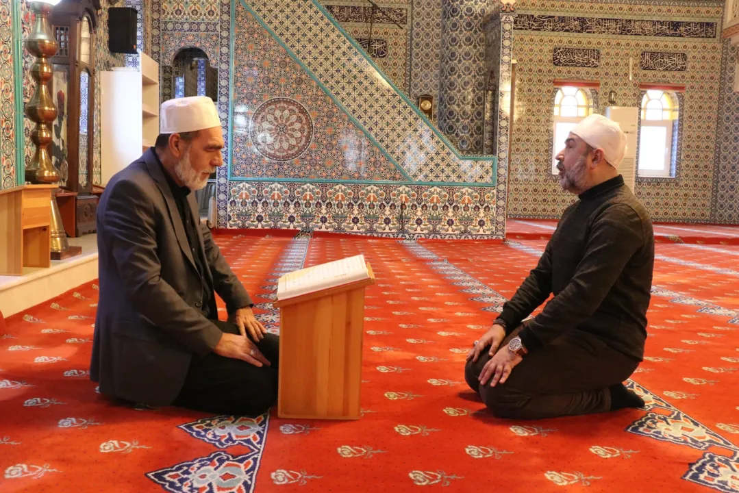 Engeli ilmine engel olmadı! Sakaryalı vatandaş Kur'an-ı Kerim'i böyle ezberledi