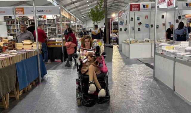 "Engelsiz Taksi" yazar Sena'yı her gün okurlarıyla buluşturuyor