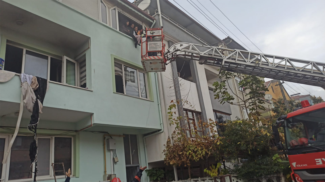 Erenler'de bir apartmanda yangın çıktı: 4'ü çocuk 14 kişi kurtarıldı!