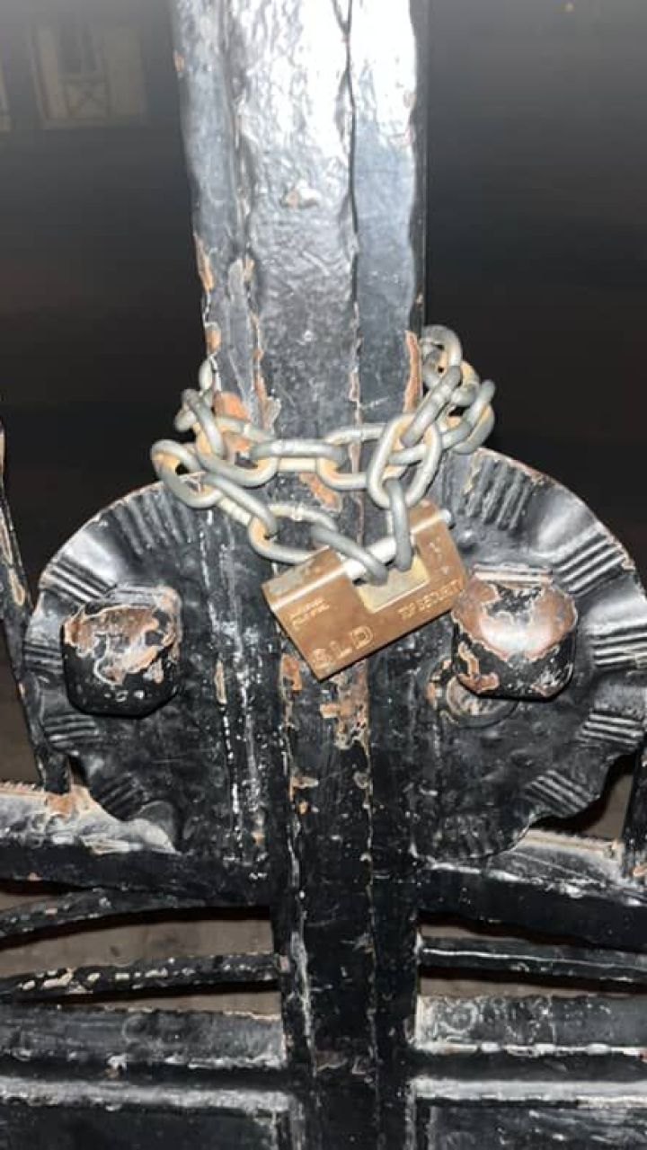 Erenler Emniyet Camii’nde kapılar yatsıdan hemen sonra kilitlendi! Vatandaş tepkili