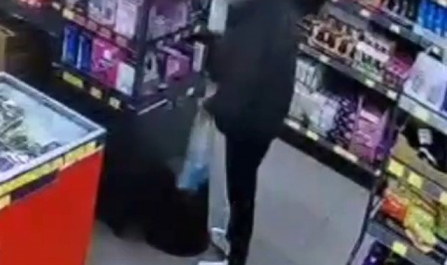 Esenler'de bir zincir markette hırsızlık: Vitrindeki cep telefonunu böyle çaldı